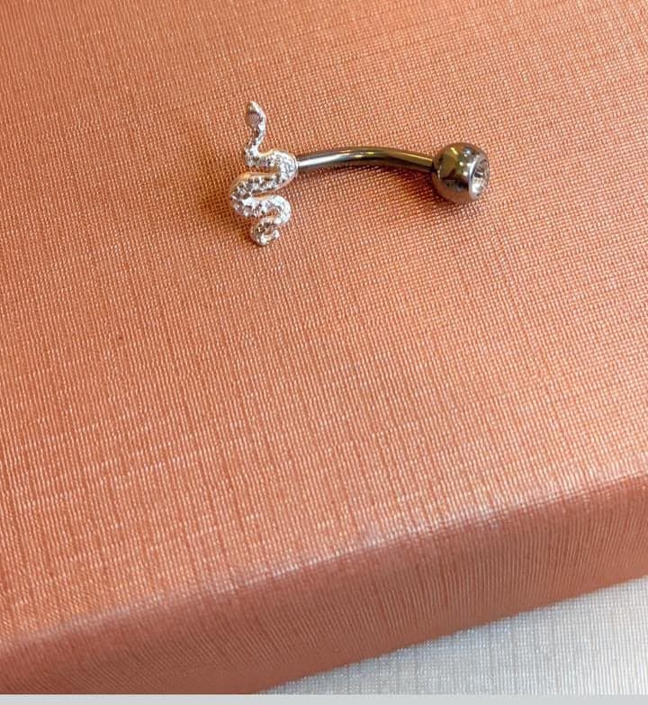 Piercing umbigo cobra