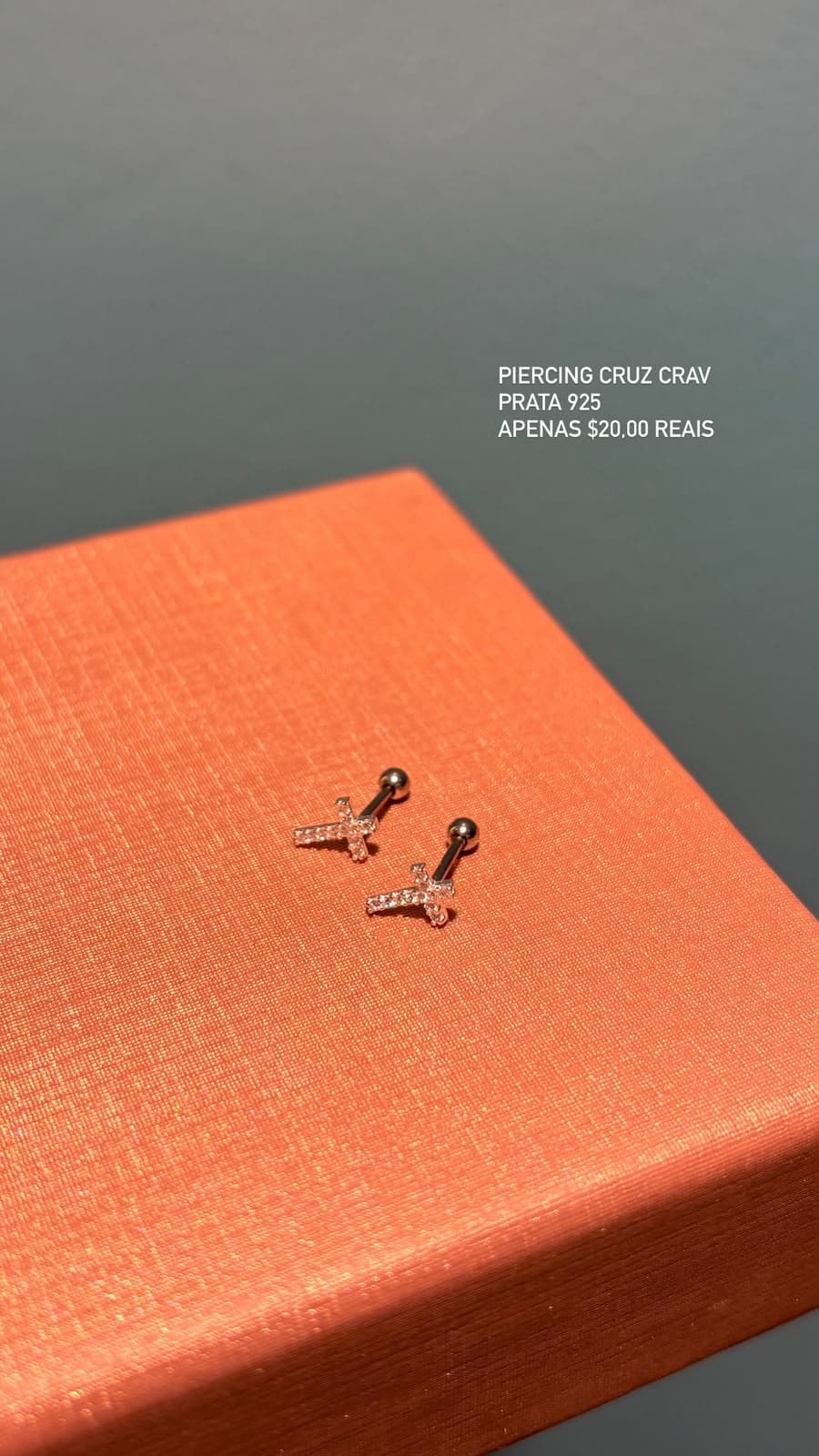 Piercing trágus cruz cravejada