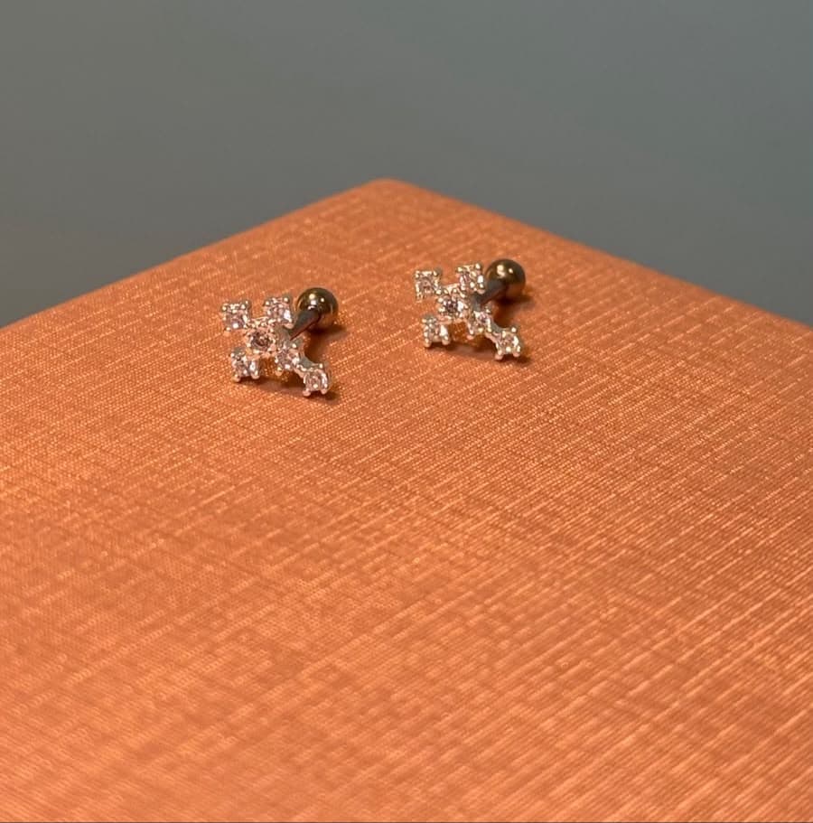 Piercing trágus cruz