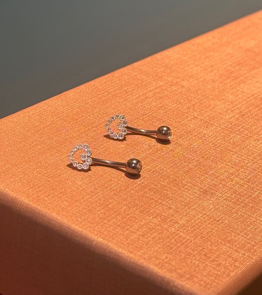 Piercing umbigo coração cravejado vazado (P)
