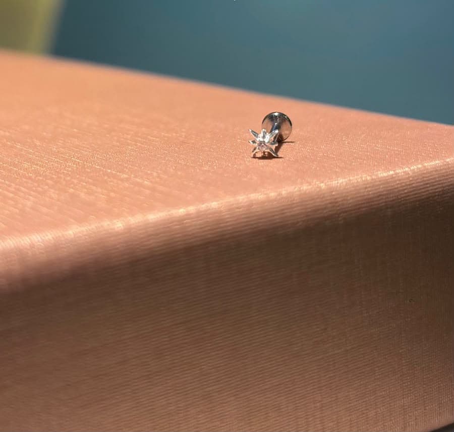 Piercing trágus estrela cravejada
