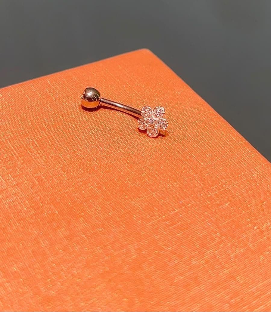 Piercing umbigo flor cravejada