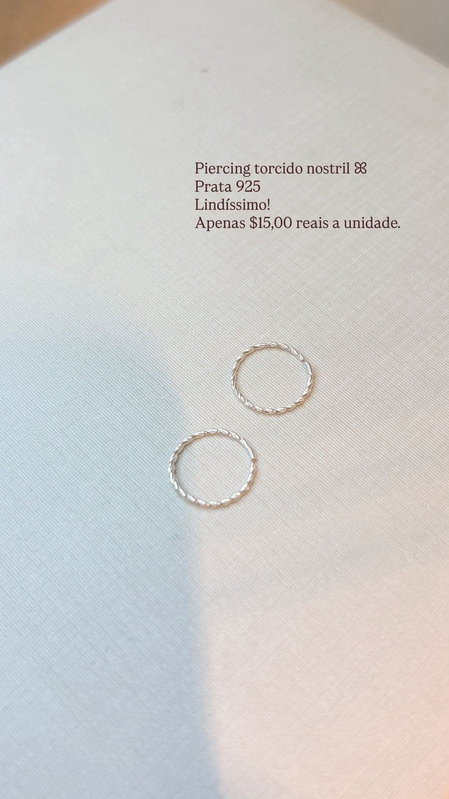 Piercing argola nostril torcido